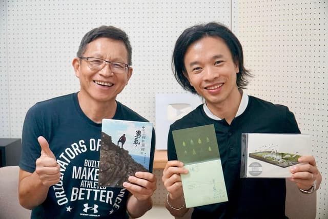 第一次英國獨旅的感動｜上Podcast重走旅程起點－導引我滔滔不絕講出回憶的主持人—楊錦聰大哥也是一位奇人，在交大就 讀運輸工程科學系期間愛上了音樂，從此投身這個產業。他一手創辦的「風潮音樂」…