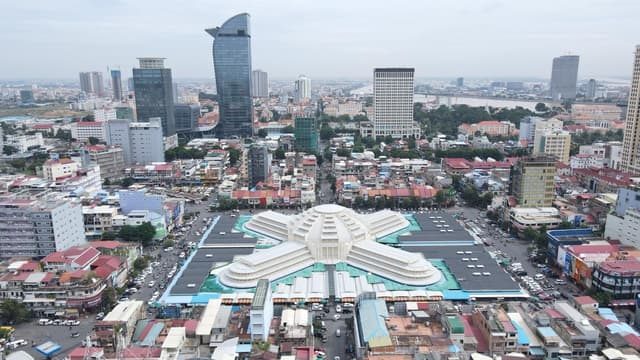 金邊中央市場與堆谷市場｜走進城市的日常風景－在金邊差旅的期間，忙裡偷閒去了市場走走。 本地最著名的中央市場已有85年歷史，原本以為此處應是蒼蠅紛飛、環境紊亂，沒想到意外地乾淨，就連市…