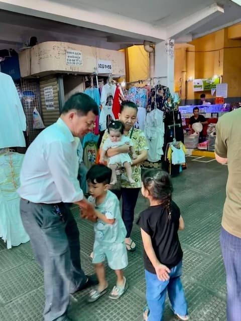金邊中央市場與堆谷市場|走進城市的日常風景-他們帶著家人孩子,嵌入市井的生活裡。