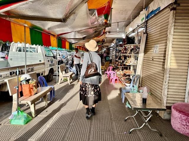 金邊中央市場與堆谷市場|走進城市的日常風景-臨走前,我和父親上了市場的廁所,出來後,門口一位大媽伸出手示意收費,原來管理廁所是她的事業。我聽不懂她說的話,掏了1美元給她,心想她應該會滿…