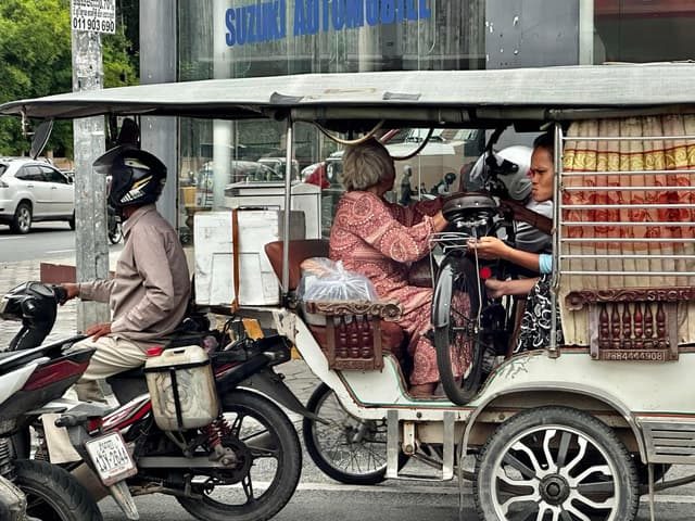 金邊翡翠茶餐廳|在柬埔寨吃到驚豔的廣式叉燒-機車、汽車、嘟嘟車、貨機車、行動攤販集結在永遠塞車的街頭。