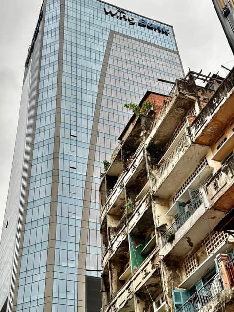金邊翡翠茶餐廳|在柬埔寨吃到驚豔的廣式叉燒-交錯的古老排屋與大樓帷幕呈現出城市的新與舊。