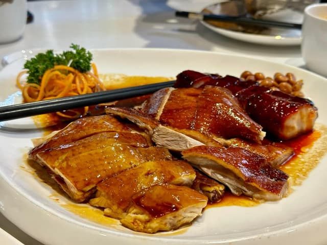 金邊翡翠茶餐廳|在柬埔寨吃到驚豔的廣式叉燒-在地華人Kim帶我們接風的第一餐,是「翡翠茶餐廳」,粵菜對台灣人而言再熟悉不過,我卻驚訝地發現,這裏叉燒肉的美味程度可以排進心目中前三名。