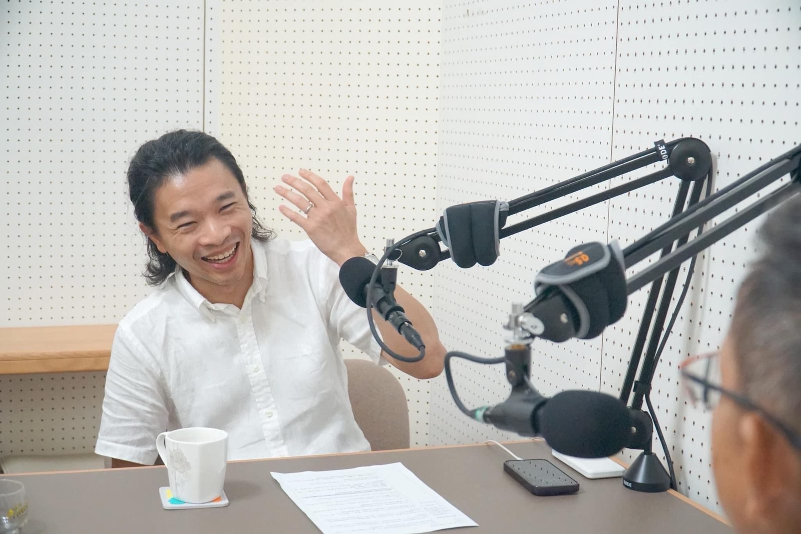 世界音樂節Podcast｜和主辦人聊舞台背後的故事－一回生、二回熟，再次來到風潮唱片錄音室，我們一下子就打開了話匣子。前次聊旅行，這次聊音樂，非常暢快。兩個超級認真參加音樂節的人，事後回味起那…