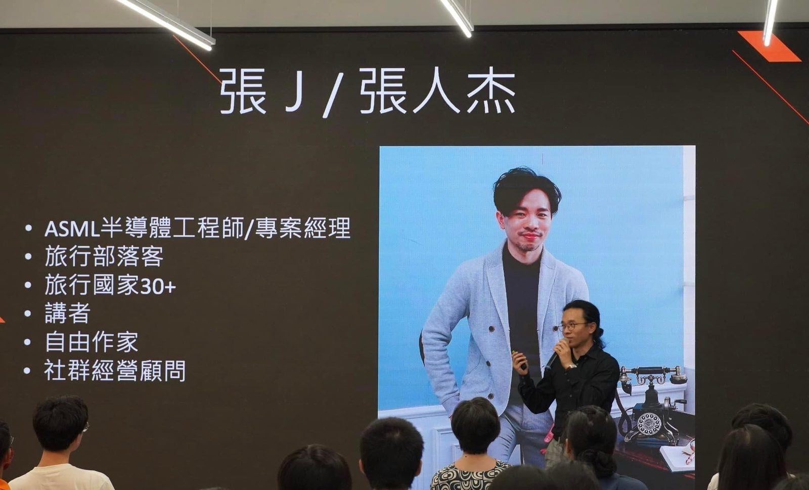 畢業15年重回成大演講｜分享跨界職涯的可能－畢業15年，重回成大演講。 以前這個地方是K館，現在改建為「未來館」。很榮幸能站在這裡，跟學弟妹們分享未來職涯的各種可能。