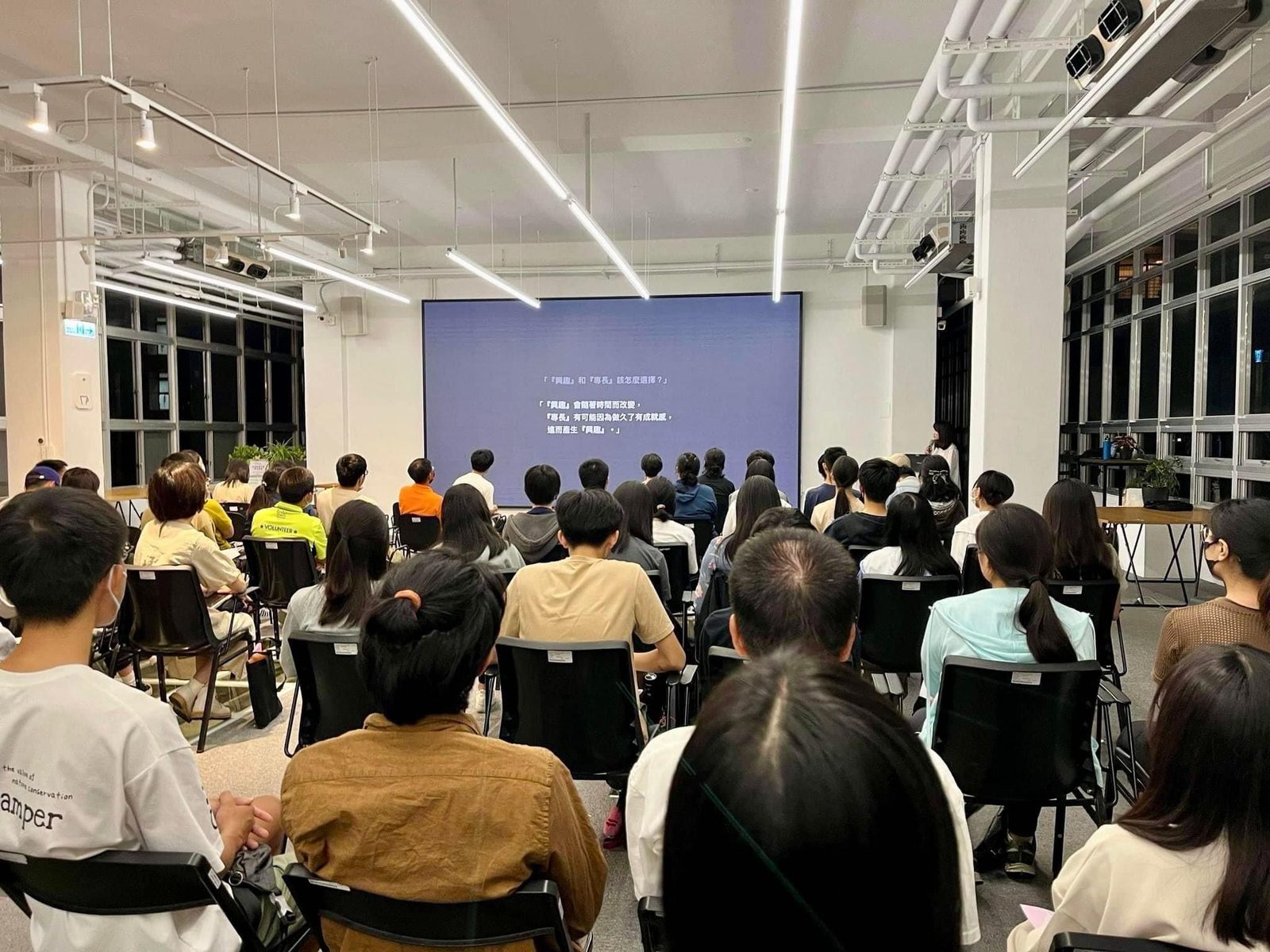 畢業15年重回成大演講|分享跨界職涯的可能-回到母校,備感溫馨,成大的學弟妹們比較靦腆,就像當年的自己。他們在台下默默地專心聽講,下了課也很認真發問,盡顯樸實勤懇的校風。
此次與我同…