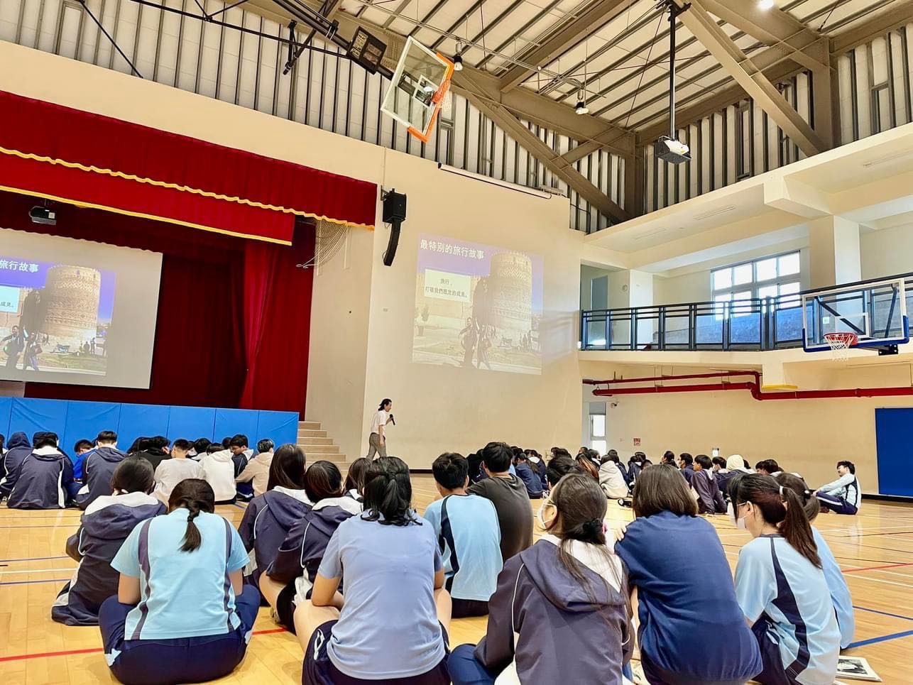 台中龍井下鄉演講｜在海邊高中看見孩子的未來－小鎮的老師特別熱情，學生則比較安靜，舉手發問時也顯得含蓄，不若城裡小孩那般古靈精怪。

看著他們，想起年少時自已也是個安靜靦腆的孩子。那時的…