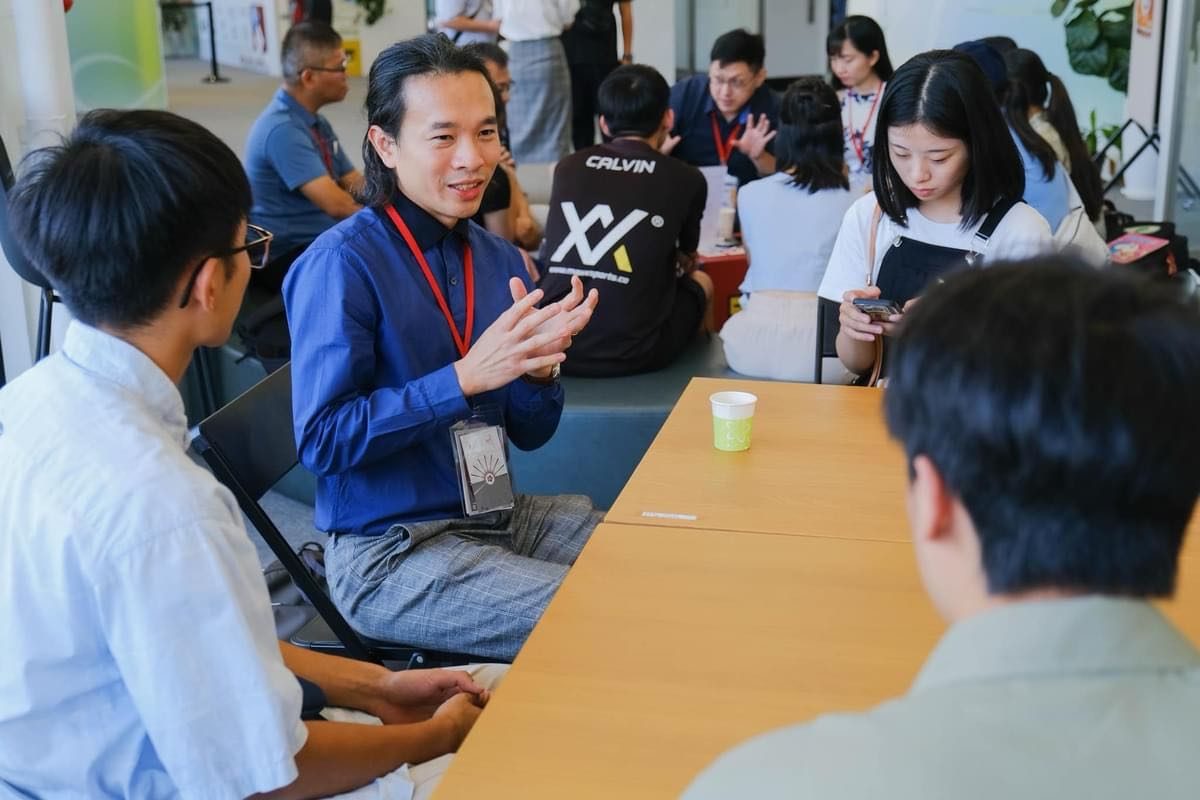 成大職涯沙龍｜跨領域校友陪學生尋找人生方向－學長姐用心回饋、學弟妹熱烈參與。這所學校的校友凝聚力之所以如此驚人，正是因為過往的取之於母校、造就未來的用之於母校，正向循環，生生不息。