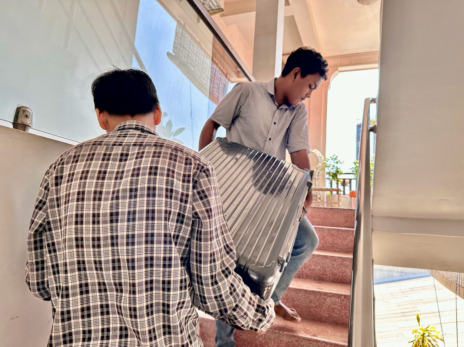 正式入住金邊｜扛30公斤行李上4樓的新生活－結束了飯店生活，終於正式扛包入住當地。為什麼說是「扛包」不是「拎包」呢？因為當我將30公斤重的行李箱拖來新居，看見4層樓的樓梯時，才意識到這…