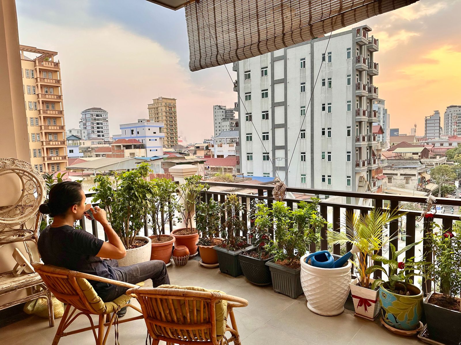 正式入住金邊｜扛30公斤行李上4樓的新生活－為了答謝，我送上台灣名產國粹—「鳳梨酥」一盒，房東開心地收下說要與家人分享，年輕小伙現場開了兩塊吃，笑容滿面，貌似非常滿意。 坐在陽台上喝下…