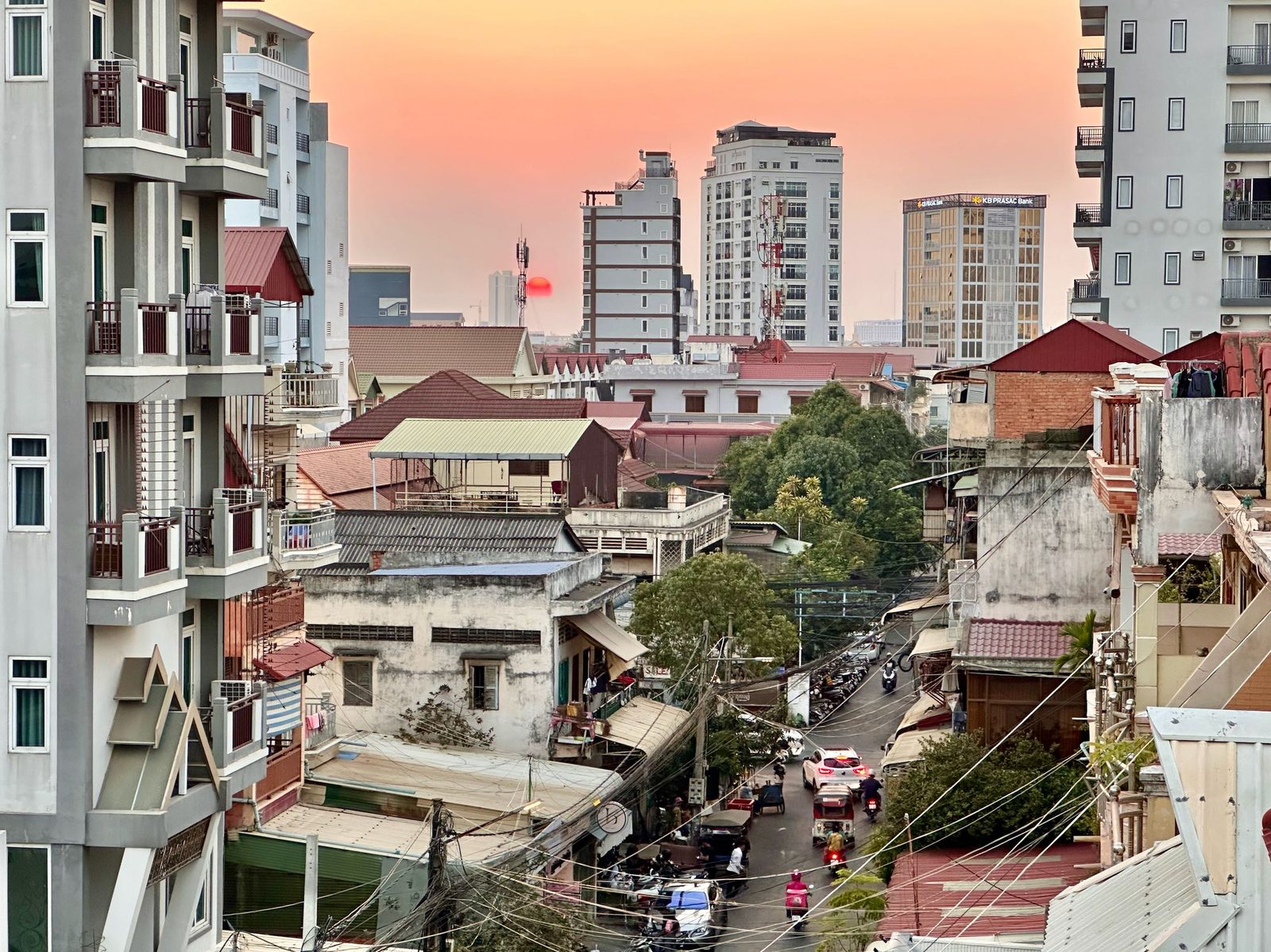 正式入住金邊｜扛30公斤行李上4樓的新生活－為了答謝，我送上台灣名產國粹—「鳳梨酥」一盒，房東開心地收下說要與家人分享，年輕小伙現場開了兩塊吃，笑容滿面，貌似非常滿意。 坐在陽台上喝下…