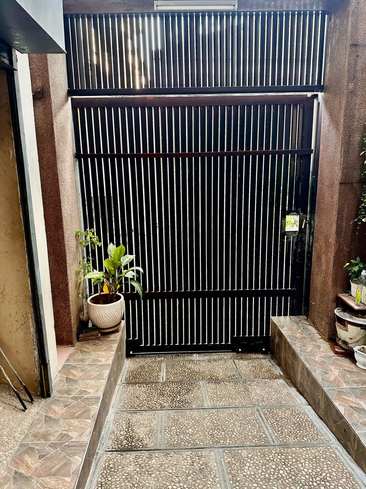 柬埔寨金邊租屋記|找到一間有在地味的房子-只見每個樓梯轉角看得見南洋風格擺飾