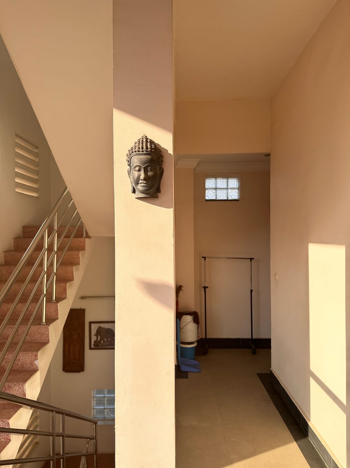 柬埔寨金邊租屋記|找到一間有在地味的房子-只見每個樓梯轉角看得見南洋風格擺飾