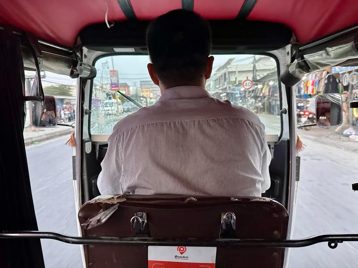 金邊交通有多混亂?搭嘟嘟車看見街頭的生命力-跟汽車坐起來最大的不同,就是嘟嘟車與外界沒有半點隔閡,你可以看到、聽到、聞到任何車外的一切,你與所有人共享沿路流動的風,就連衣服也沾染了交通…