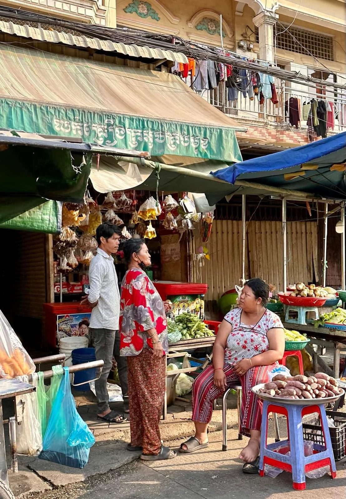 金邊交通有多混亂?搭嘟嘟車看見街頭的生命力-其實我挺享受這種感覺,東南亞的街頭總是熱鬧無比,四面八方的引擎聲交織著著店家的音樂、人們的耳語。睜大眼睛,跟隨路上的節奏慢慢呼吸,我就這樣融…