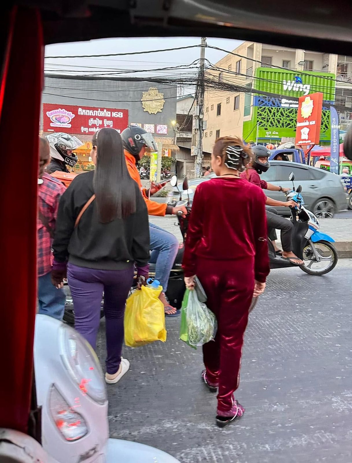 金邊交通有多混亂?搭嘟嘟車看見街頭的生命力-佛系過馬路(那些機車都在行進中)