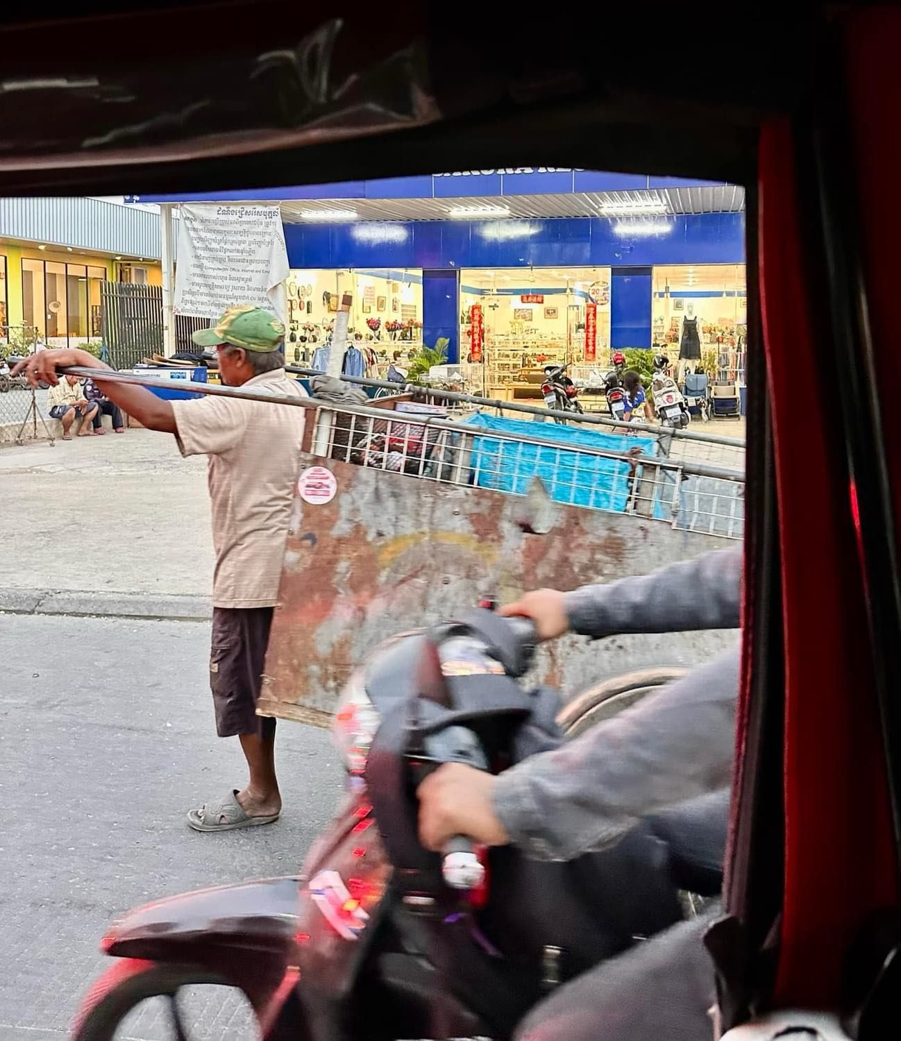 金邊交通有多混亂?搭嘟嘟車看見街頭的生命力-路上什麼樣的交通方式都有