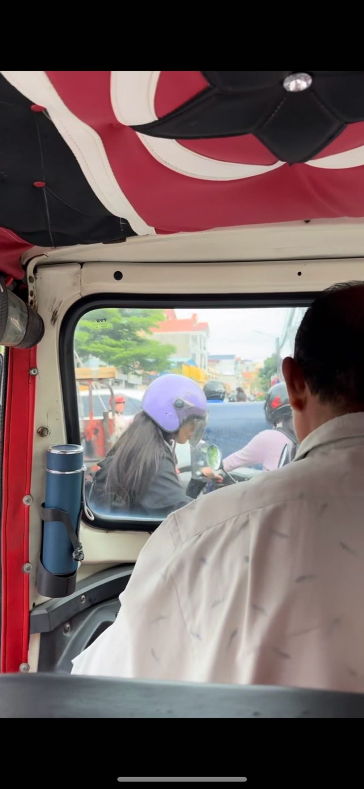 柬埔寨人為何佛系駕車？金邊五叉路口交通實錄－每天我上班時都會經過這個神奇的路口。路口由五條交通要道匯集而成，車流量驚人，卻沒有紅綠燈。每當尖峰時刻來臨，這裡的交通就呈現打結狀態，穿插擠…