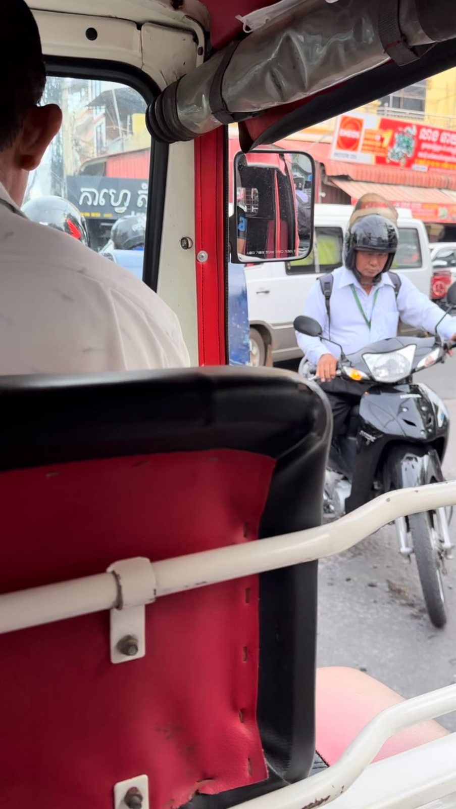 柬埔寨人為何佛系駕車？金邊五叉路口交通實錄－司機的右側，又有逆向的車流，真不知該怎麼開