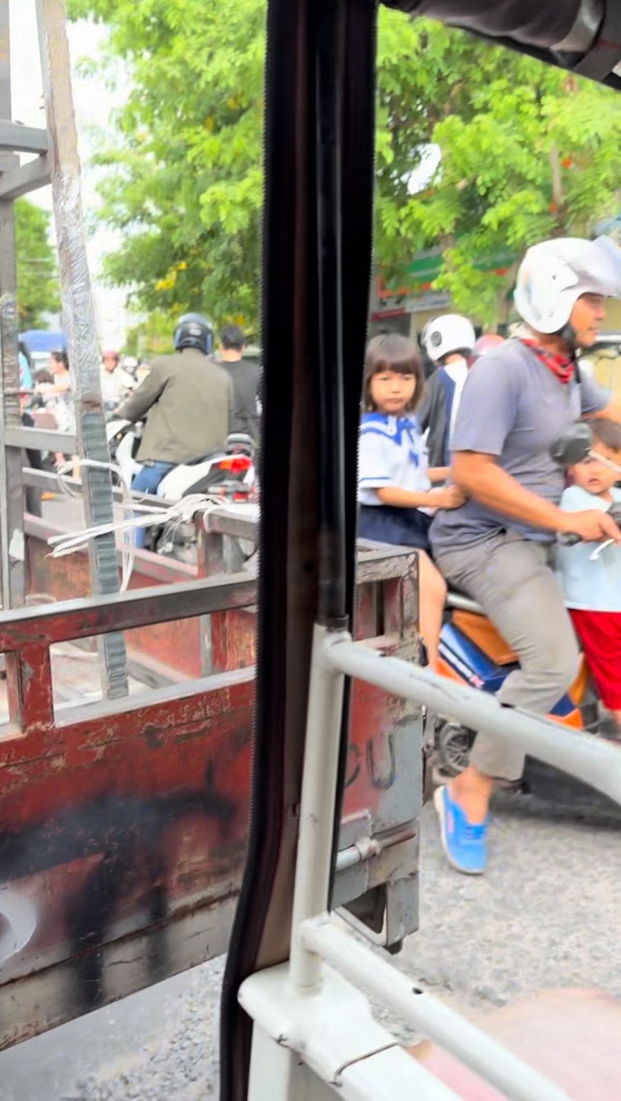 柬埔寨人為何佛系駕車？金邊五叉路口交通實錄－車流乍看沒有邏輯，卻在一片混沌中運行無形的秩序