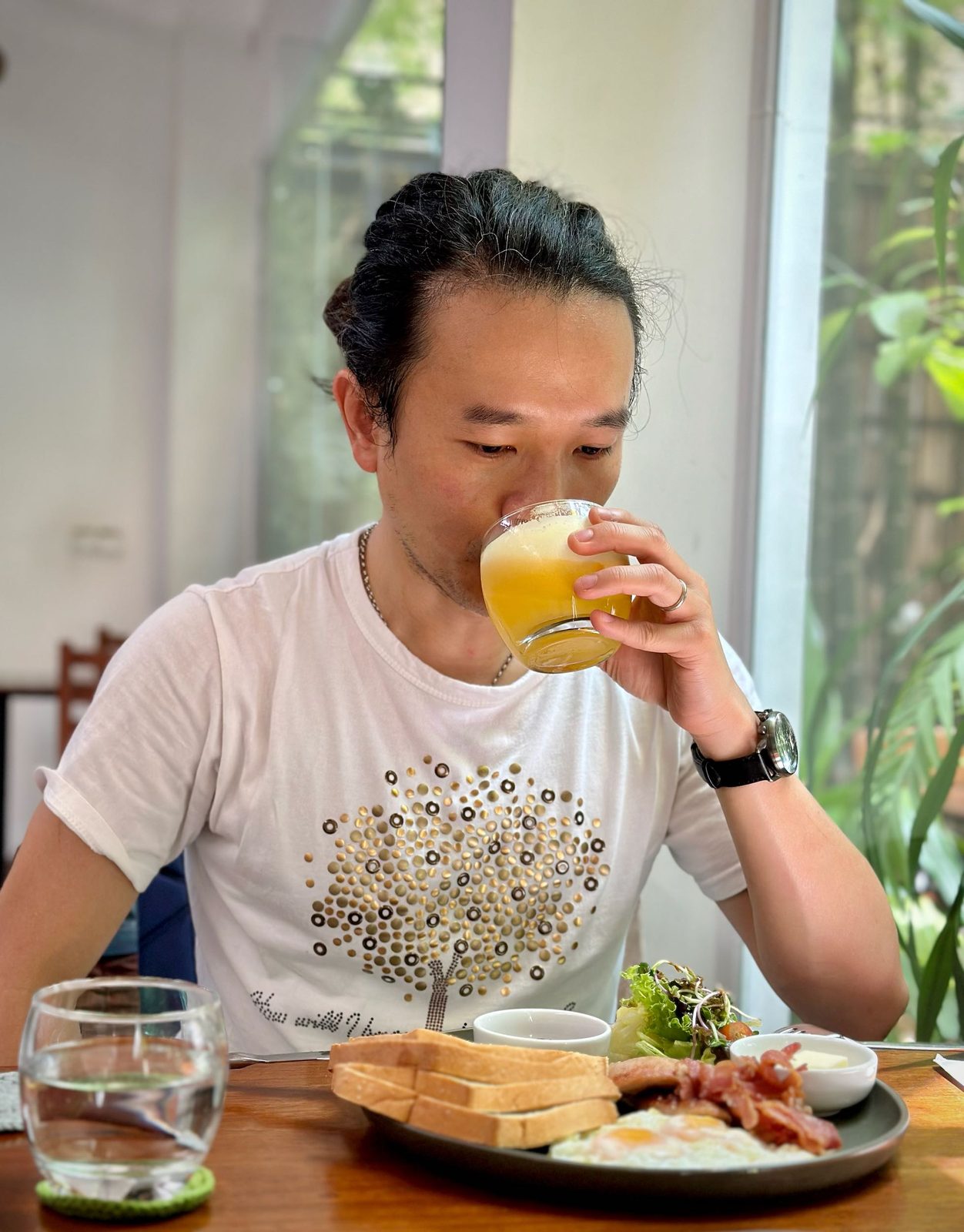 金邊早午餐推薦｜10美元Bottomless Brunch吃到下午－$10美金，你可以從上午9點吃到下午2點，包含無限供應的果汁飲料和咖啡，若想一早就微醺，再加$4就能享受一小時暢飲的mimosa（橙汁、氣泡…