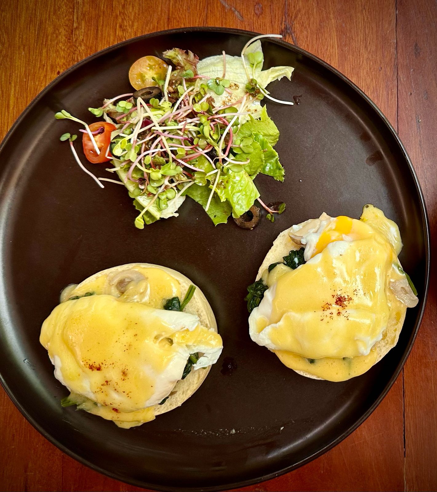 金邊早午餐推薦｜10美元Bottomless Brunch吃到下午－這間店對待無底洞早餐客人非常慷慨大器，用餐時間長、備餐時間短，內容與單點餐點相比毫不含糊。我懷著尊敬食物的態度，清空盤上的一切後才點下一盤…