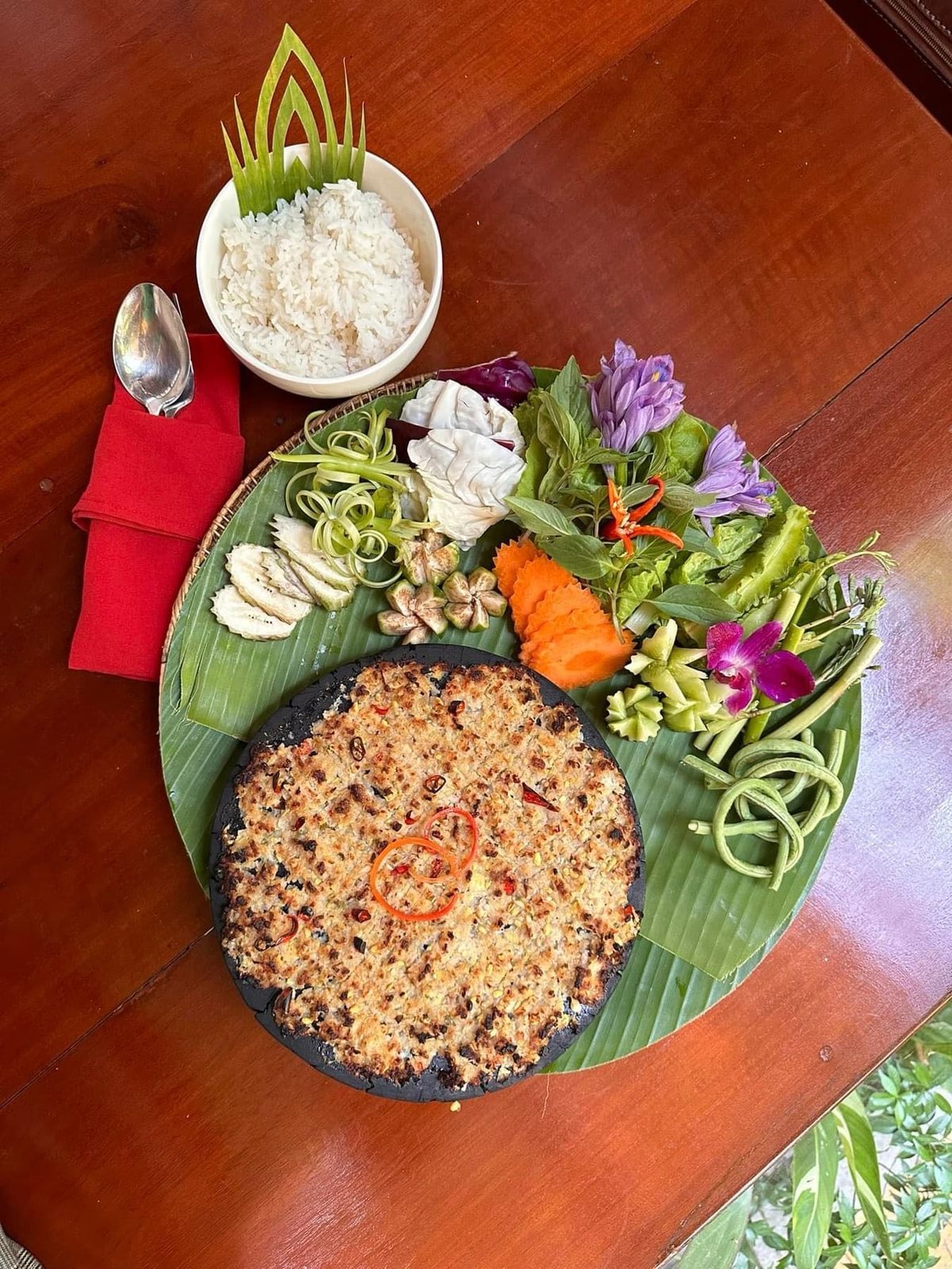 金邊俄羅斯市場美食｜住進異國料理的天堂－我住在金邊的俄羅斯市場一帶，這裡的生活機能完善、英語友善，附近開滿了各式美食餐廳。每天下班，我會挑一間不同的來吃，至今還探索不到一半，簡直就…