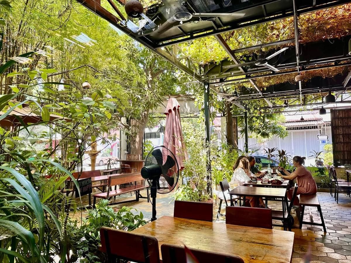 金邊俄羅斯市場美食｜住進異國料理的天堂－這裡的建築物不高，沒有華麗時髦的大廈，只有風格獨特的平房小店，熱鬧的街頭帶著幾分愜意與隨性。 Eleven One，我喜歡的一間餐廳，綠意盎…