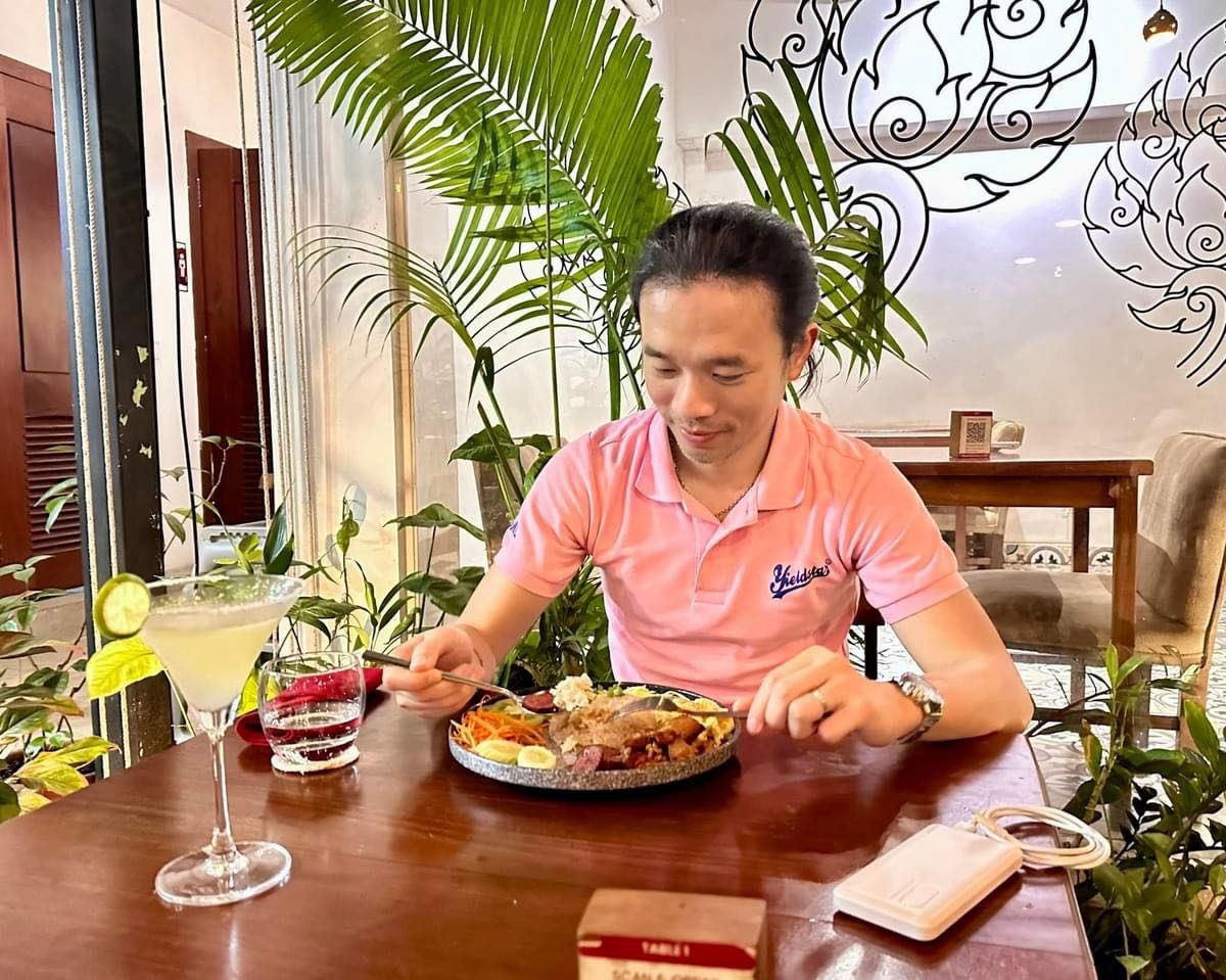 金邊俄羅斯市場美食｜住進異國料理的天堂－下班後，來這裡點一盤、喝一杯，瞬間就有東南亞度假的感覺。放下公事包，此時，從上班族成為了觀光客。