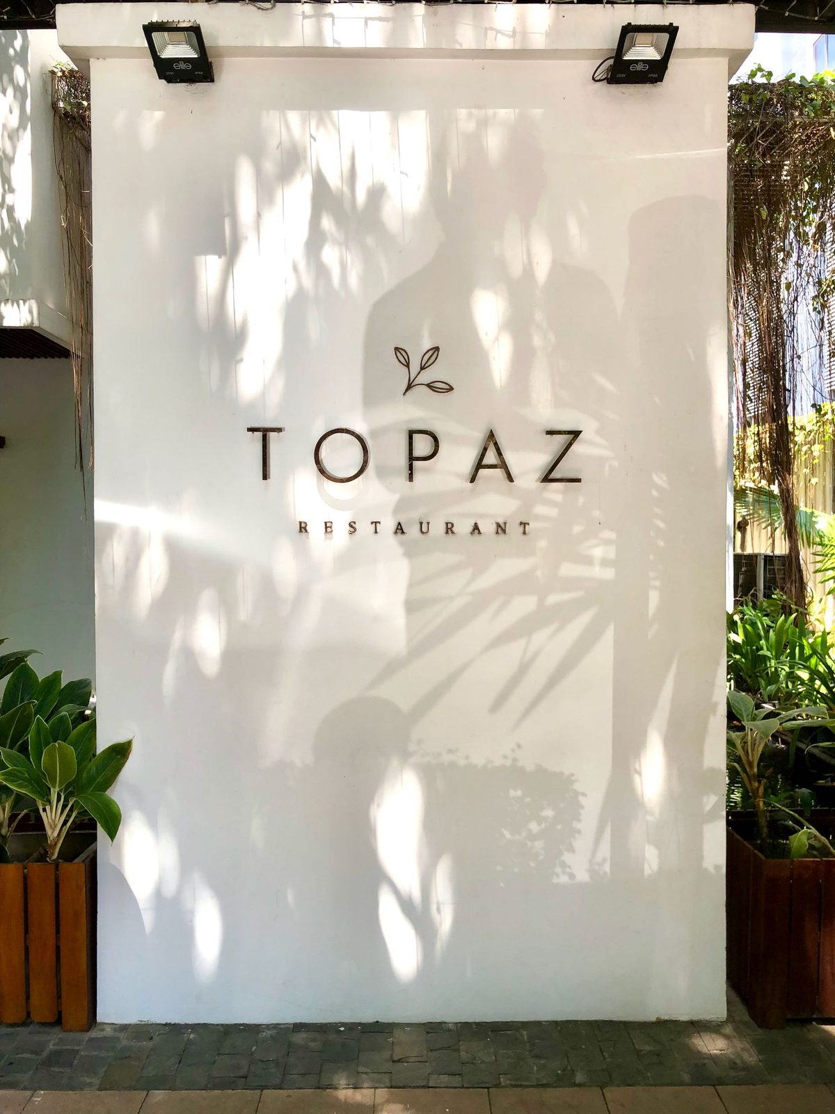 金邊法式料理Topaz｜33美元高水準商業午餐－律律來金邊了，妻子願意請假來柬埔寨探望丈夫，多麼令人動容。 到達後第一餐，馬上帶她去我最喜歡的法式餐廳—「Topaz」。