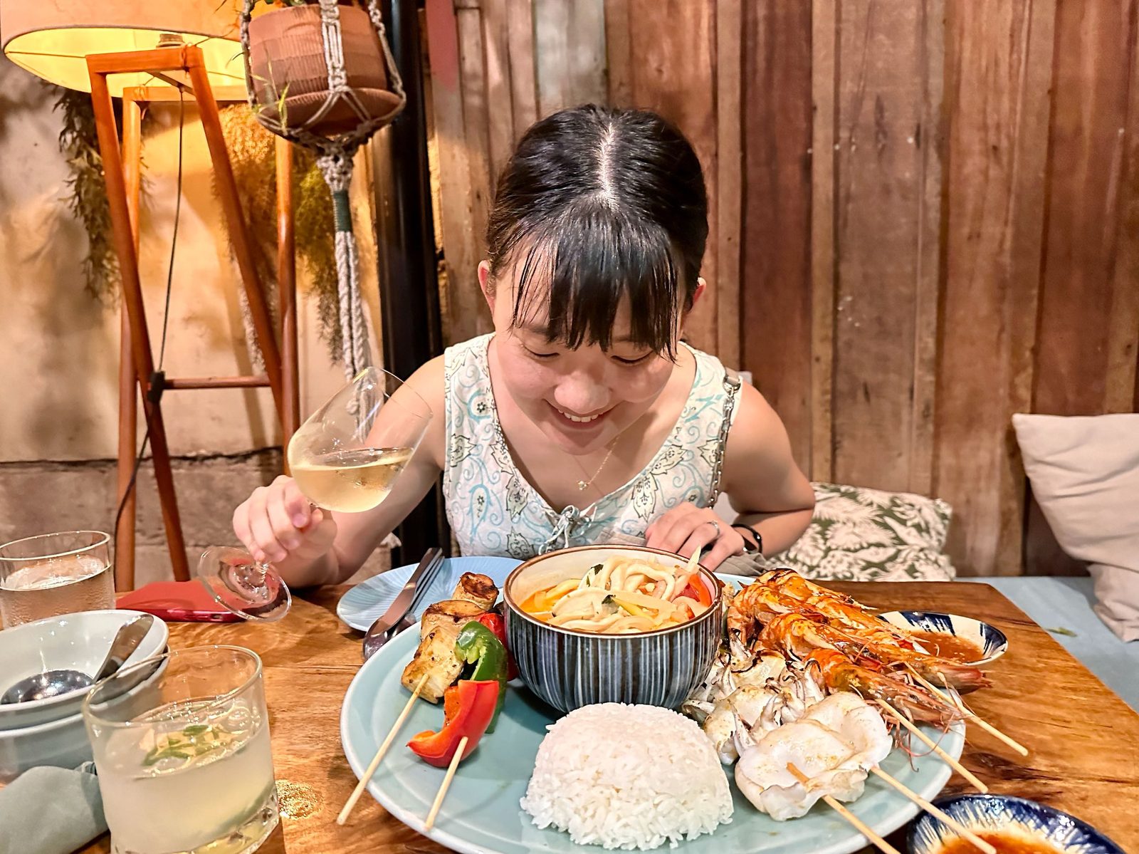 金邊海鮮餐廳NESAT｜都市叢林裡的漁人料理－今晚帶律律來吃海鮮—NESAT seafood house，一間悠閒的小餐館，座落在水泥都市中，用木頭和綠意打造出隨興空間，宛如坐在碼頭邊的…