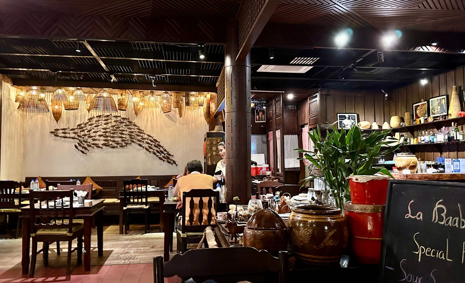 金邊高棉料理推薦｜藏在老屋3樓的LaBaab Restaurant－上次律律來的時候，帶她去吃一間正宗而隱密的高棉湄公河料理。LaBaab Restaurant，位在最市中心的地段，緊鄰華麗的安達大樓與萊佛士…