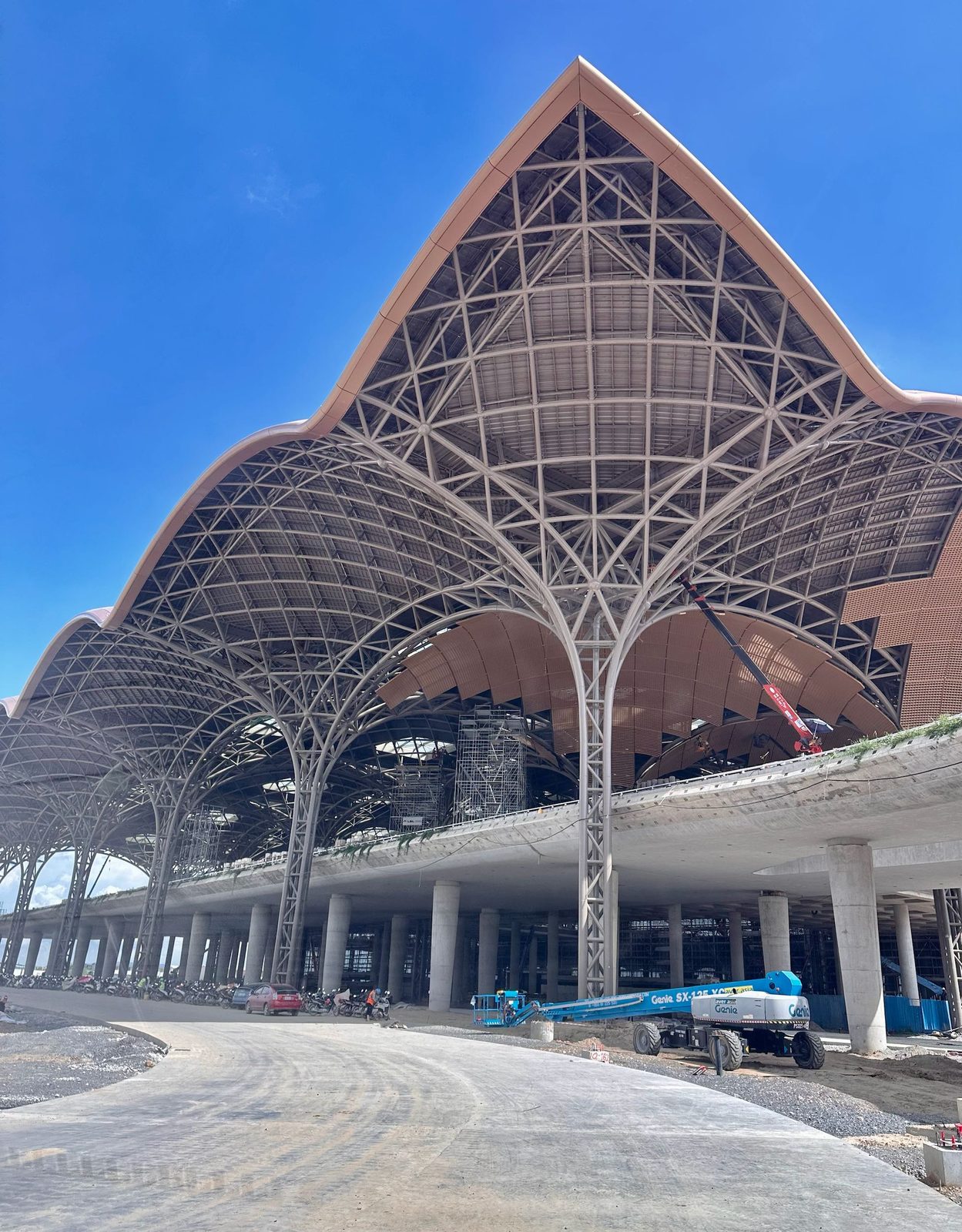 金邊新機場工地直擊|走進尚未完工的國際航廈-新機場的外觀幾乎已完工,型態美麗,預計明年第一季啟用,落成後,將會成為全球第9大機場,開啓歐美大城市直航。