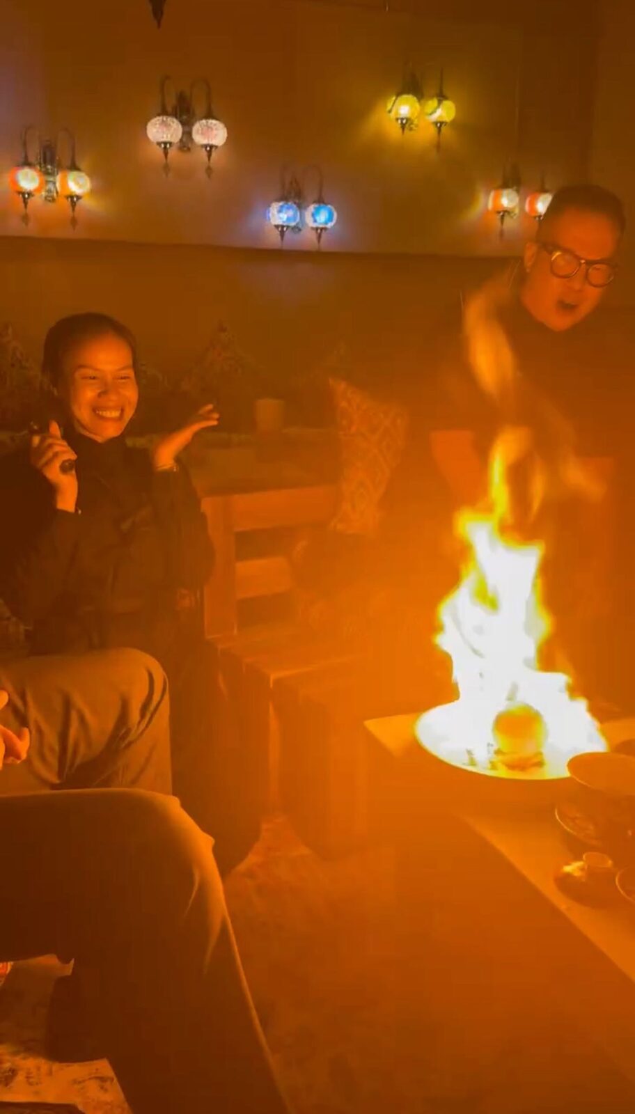 看著慶生甜點的神秘中東火焰閃燃而逝,我立下心願,希望每個人,都能好好珍惜身邊的人。
