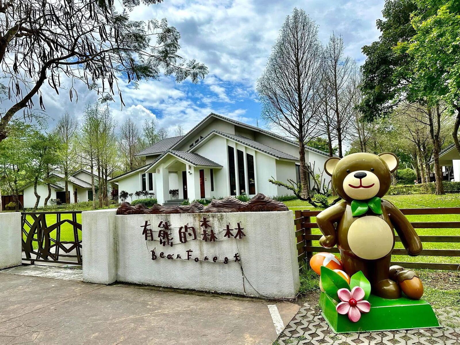10年前,全家人第一次來這裡,我和妹妹都尚未成家,爸爸的頭髮還未全白,家中老狗拉奇尚在。