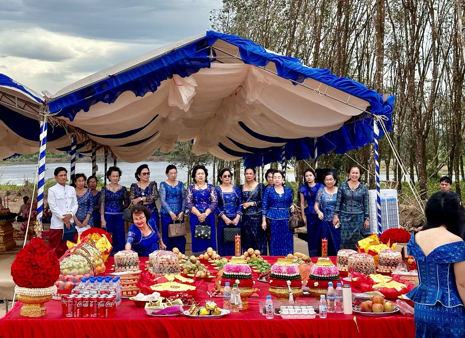 另一邊則立起了小乘佛教的祭壇，眾人跪坐在地，法師祈福祝禱，悠悠的高棉古調回蕩於耳。兩股悠久文化，用各自的方式表露虔誠。