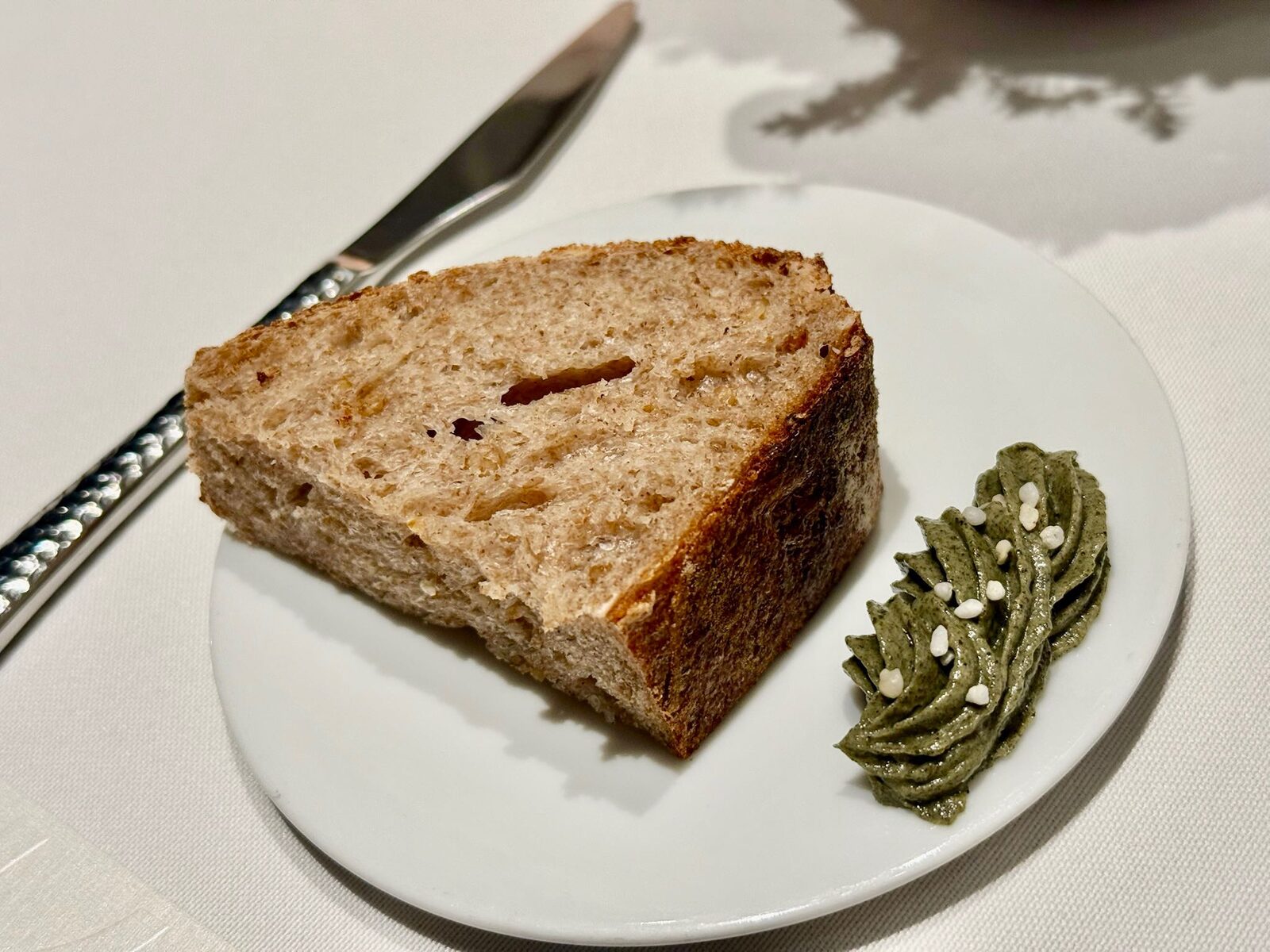 草蝦旁點綴的餅乾是烏魚子重新成模製作的,另一側則鋪上了魚子醬,三者併做一口,堪稱海味一絕。