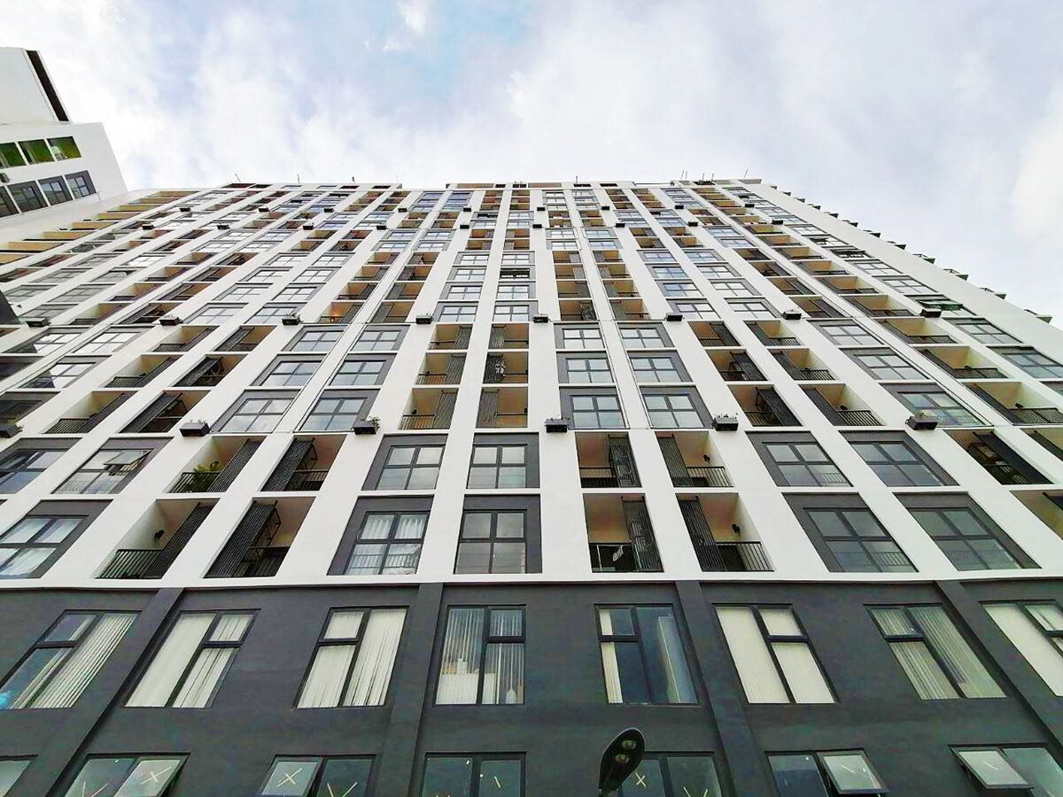 它座落在金邊市區通往未來新機場大道旁的一棟重劃區大樓，地理位置佳。開發商將大樓旁的老倉庫活化成新創商業空間，頗有台北松菸的味道。