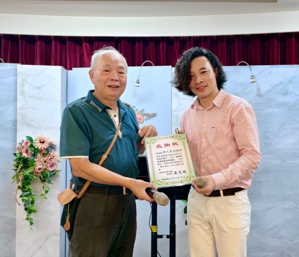 從職員到老總，大家都在樂齡長青會裡打成一片，和氣融融