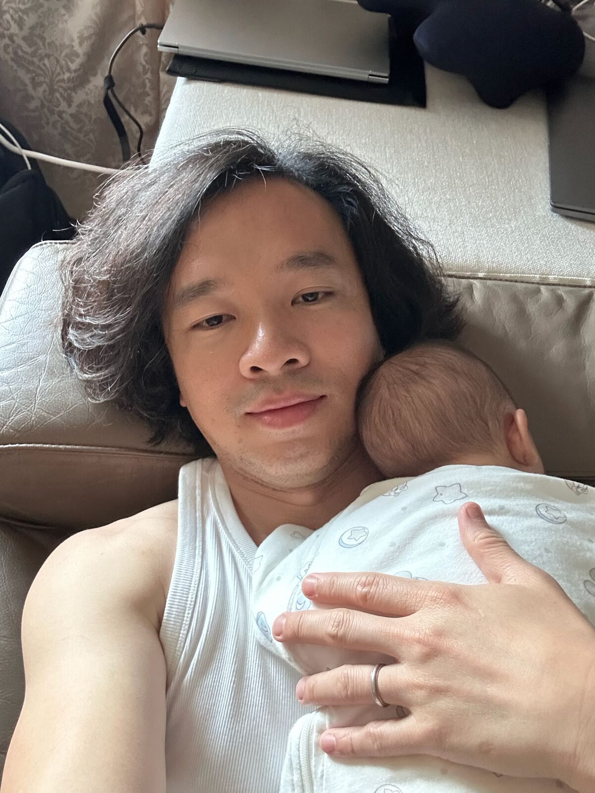 你喜歡把還沒長硬的小脖子撐起來，睜著視野模糊卻充滿好奇的雙眼，追著天花板的燈光，拼湊出你對這個世界的最初印象。