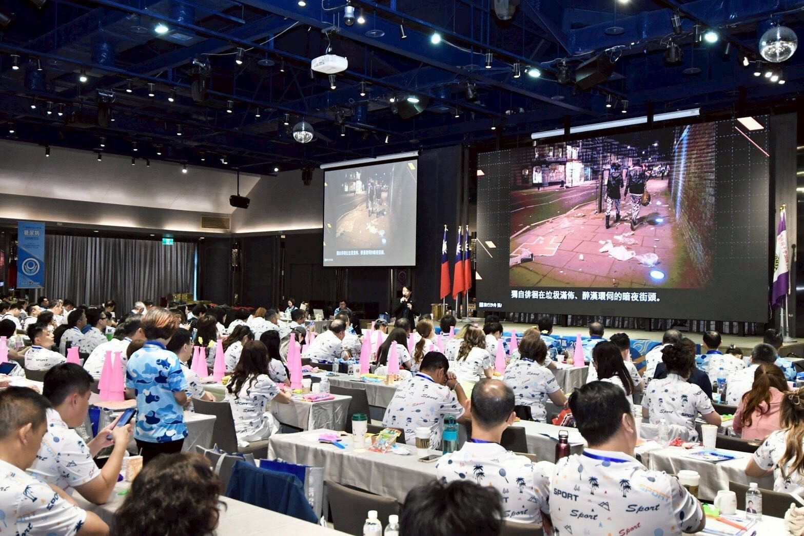 福容飯店的大會堂坐滿三百位獅友，這裡是國際獅子會 300B3 區─一場為期兩天的領導力培訓營。我受邀擔綱最後一堂課的講者。