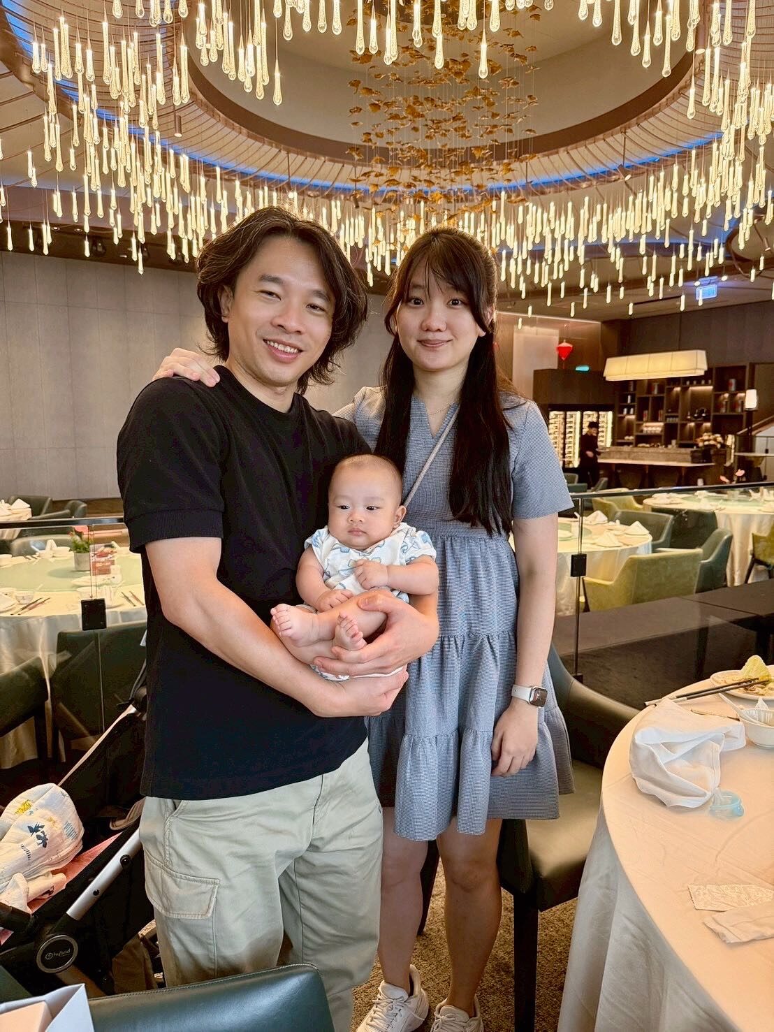 我接觸了園藝，開始改造家中陽台，將冰冷地磚鋪上溫潤的木地板，空蕩的鐵欄杆掛上了綠色植栽。