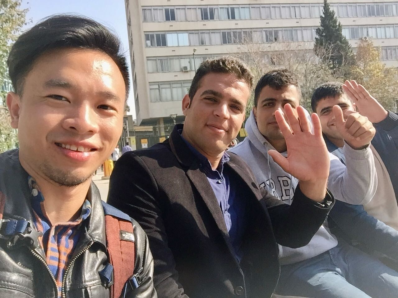 在伊朗旅行與主動合照的當地人