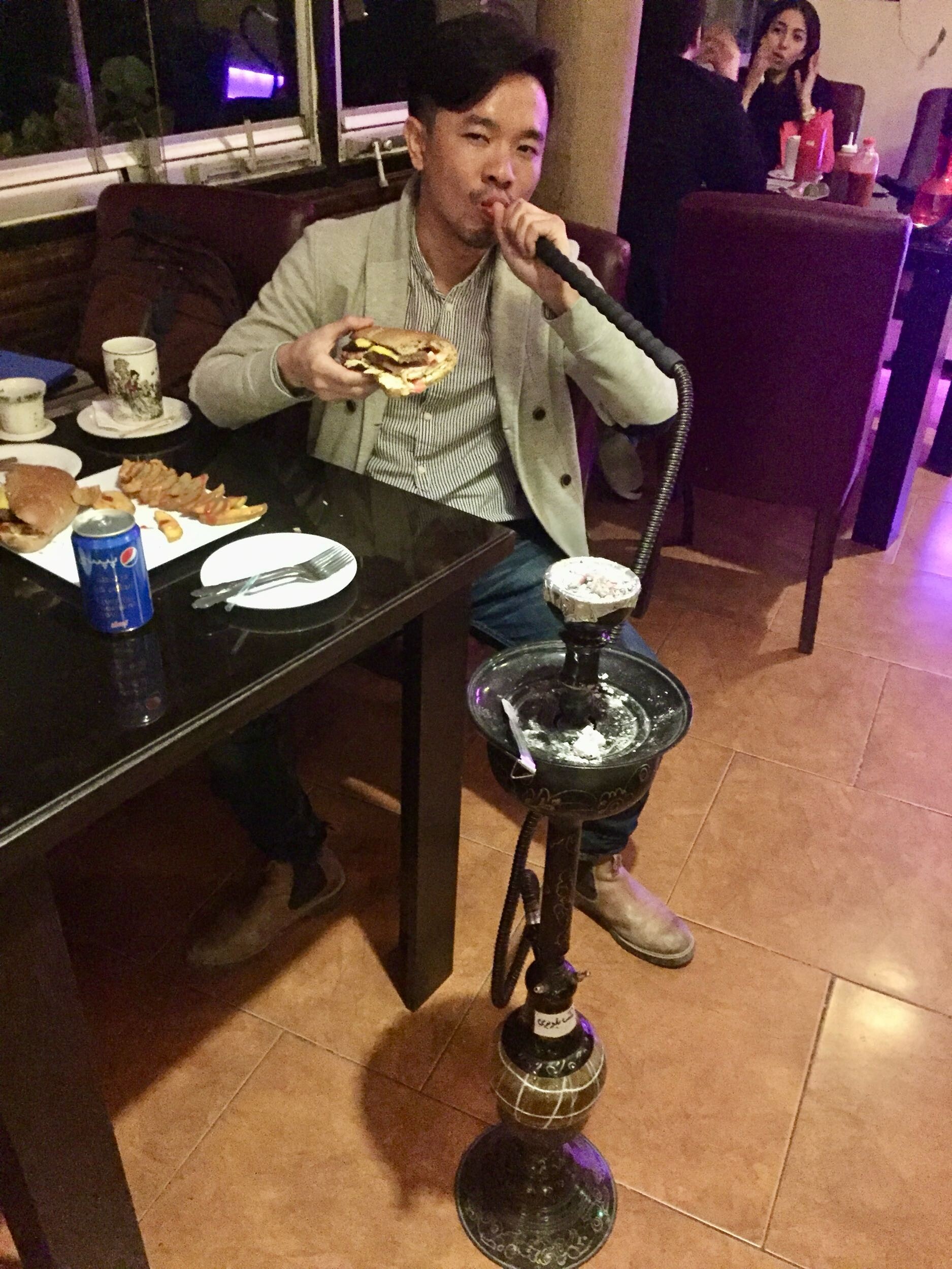 作者在伊朗體驗水煙與沙威瑪