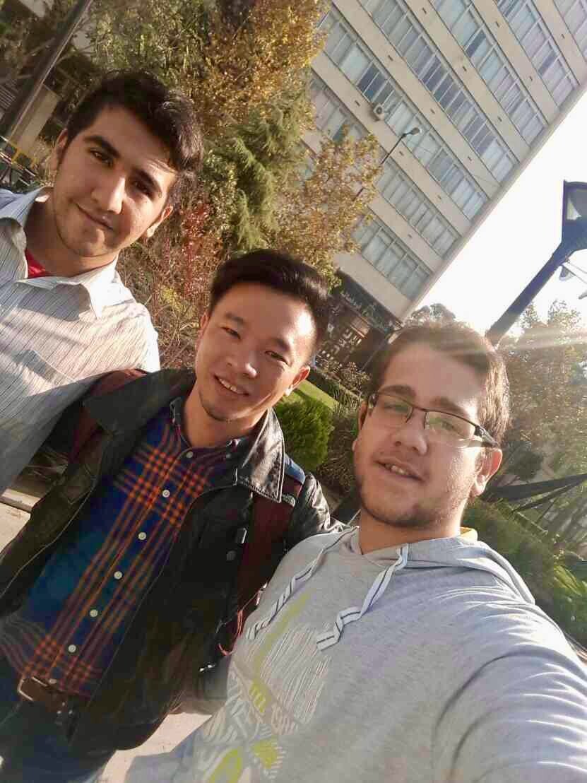 作者與德黑蘭少年穆罕默德和瑪蒂合照