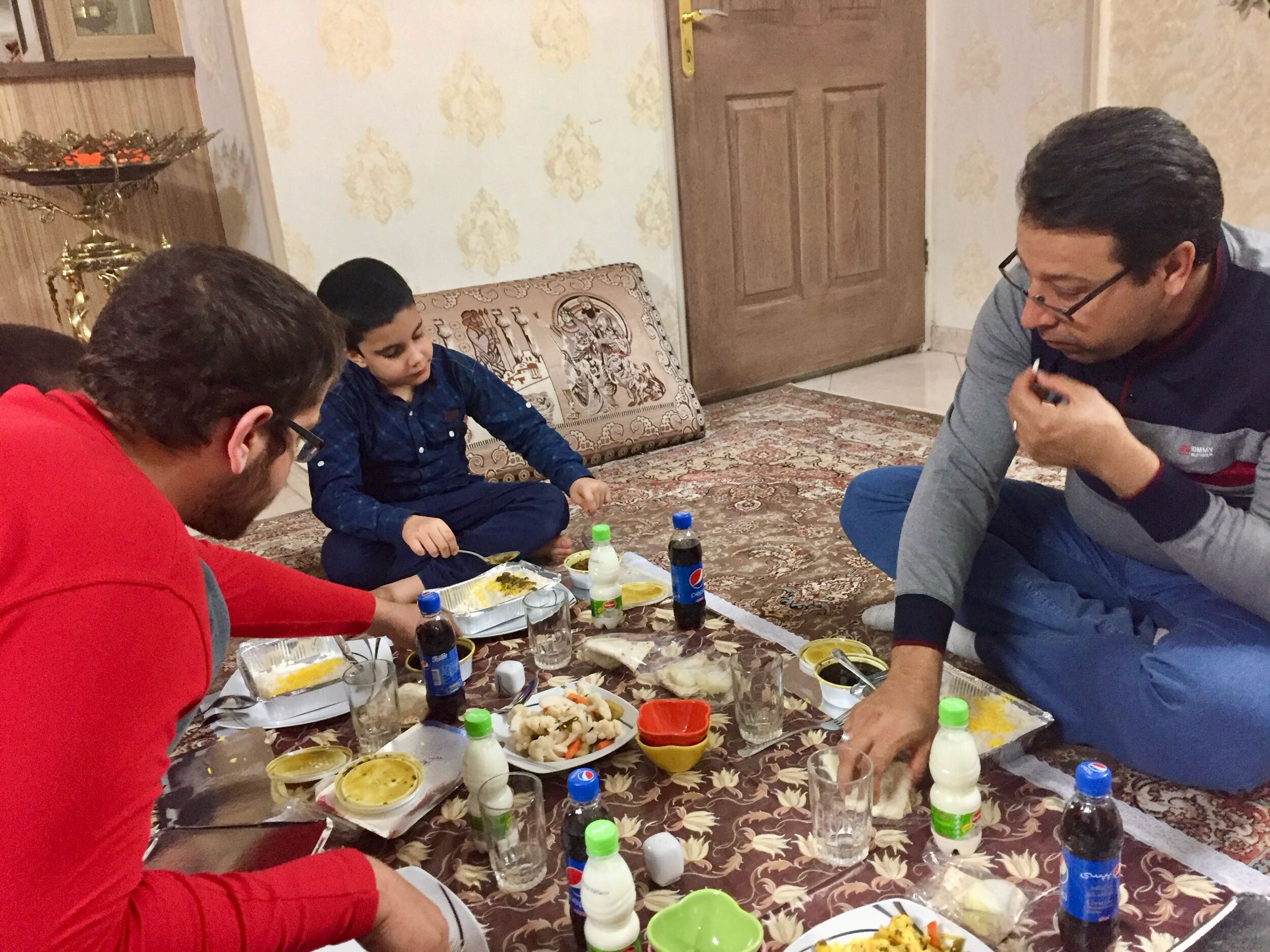 伊朗家庭席地鋪設用餐布共享晚餐