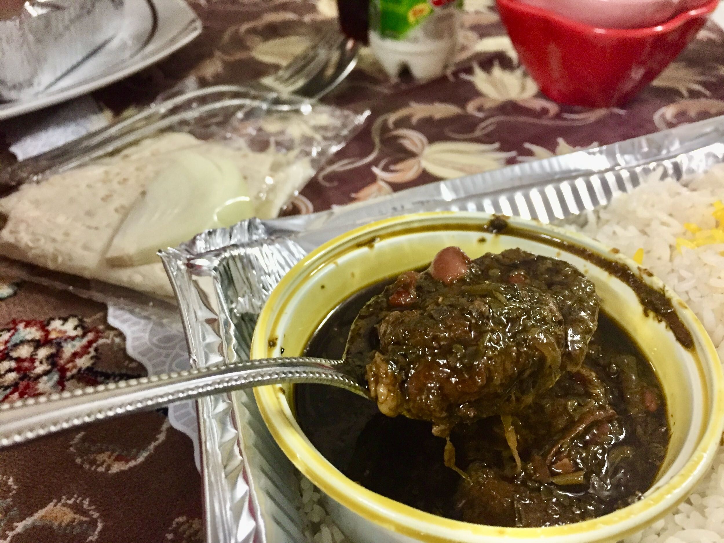 伊朗家庭餐桌上的波斯香草燉肉