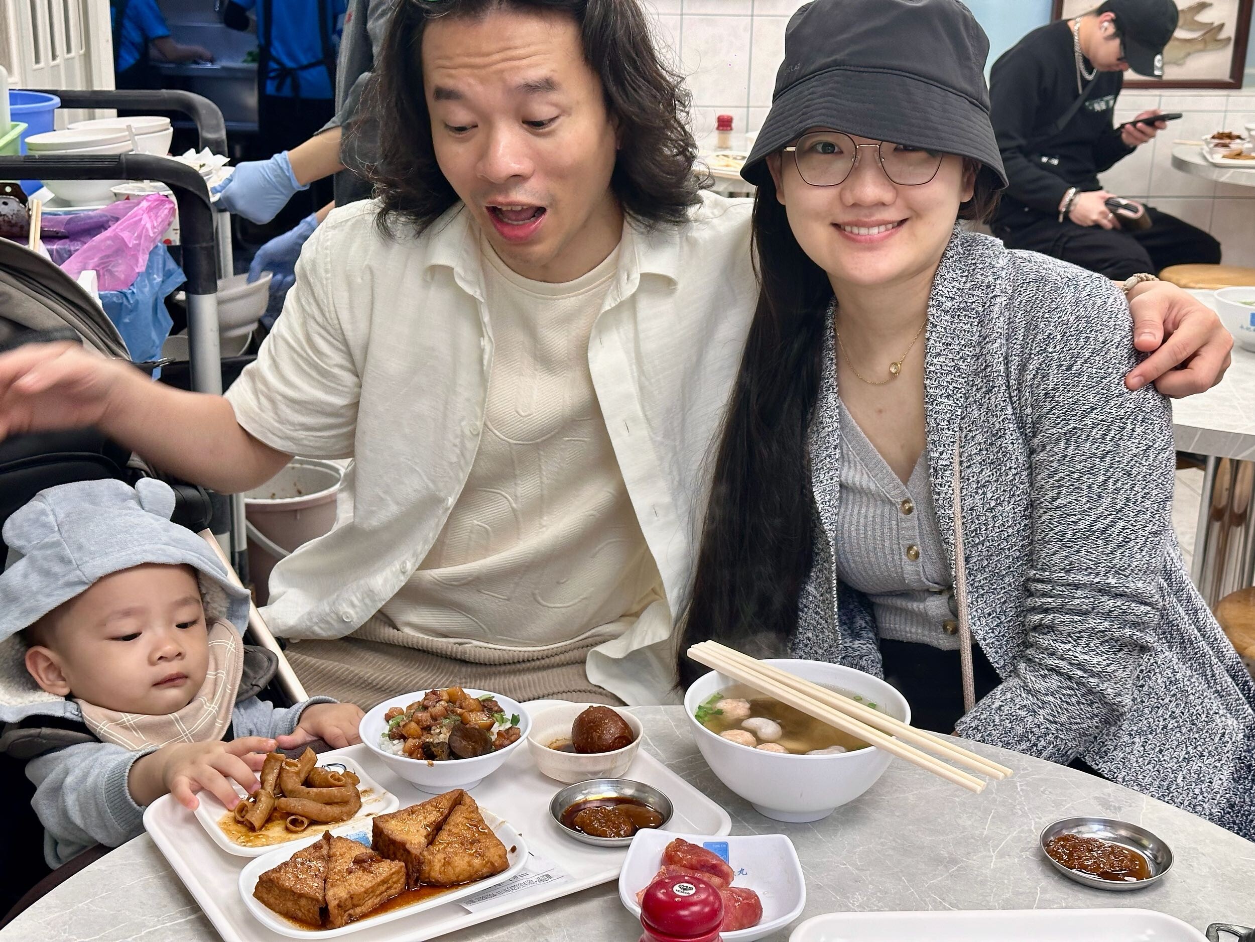 兒子伸手拿爸爸盤裡的台南黑白切