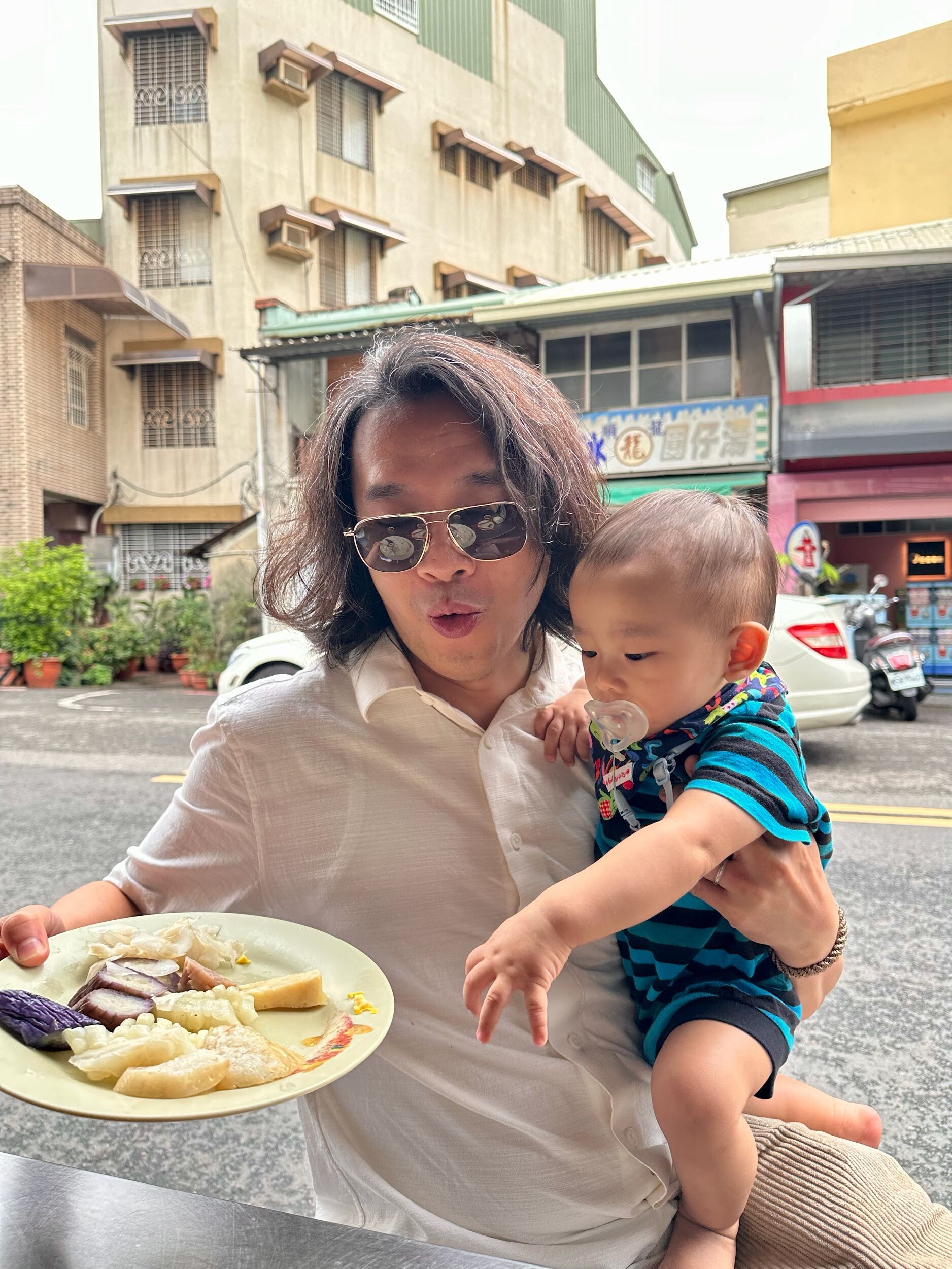 孩子對台南阿龍香腸熟肉感到好奇