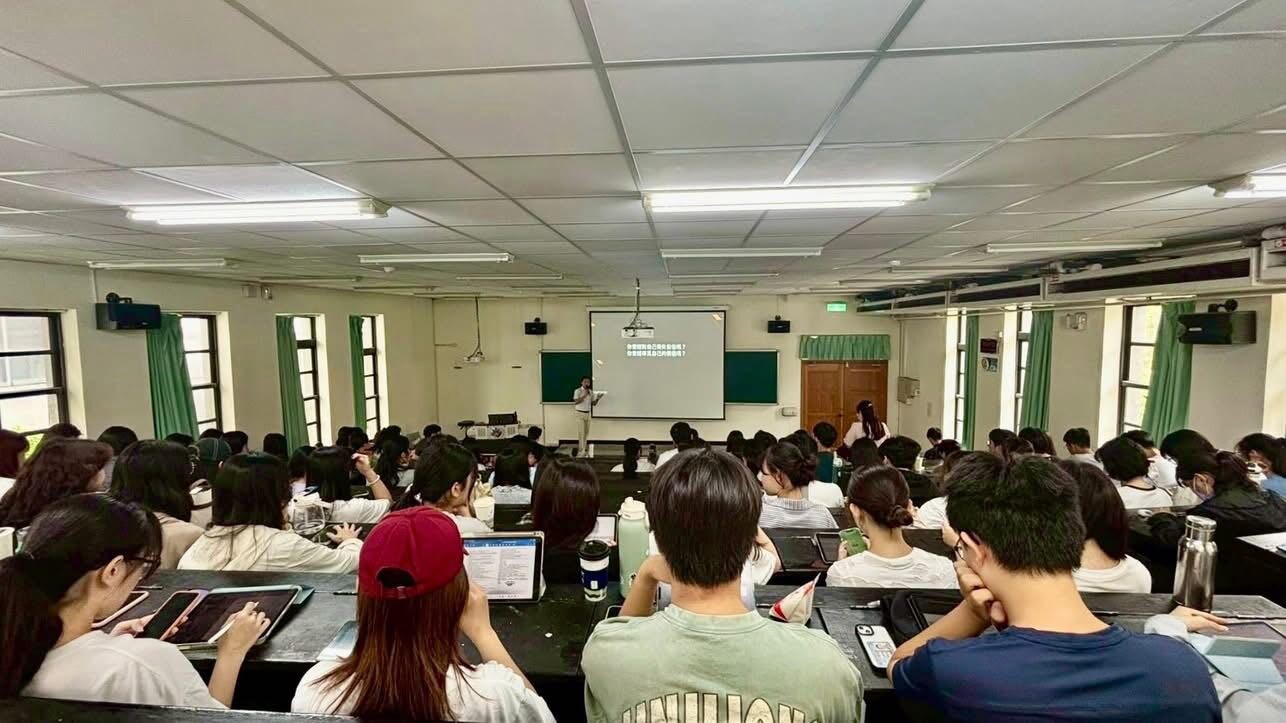 高雄醫學大學藥學系演講現場